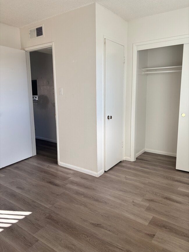 Building Photo - Las Flores Apartments