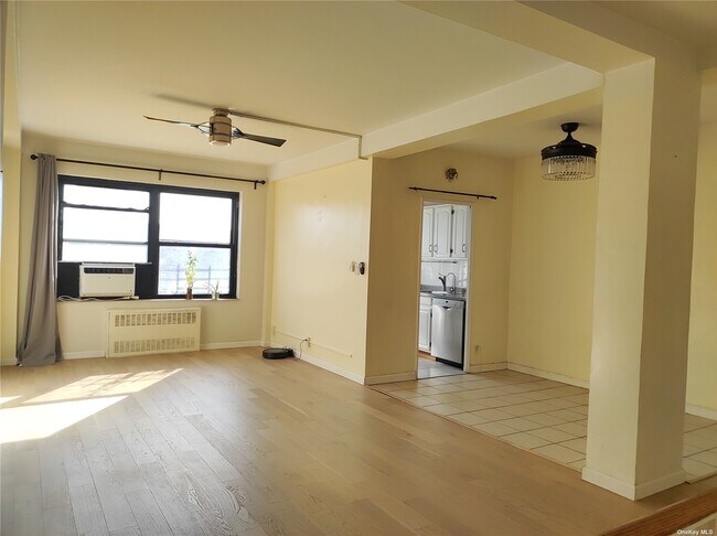 Foto del edificio - 64-34 102nd St