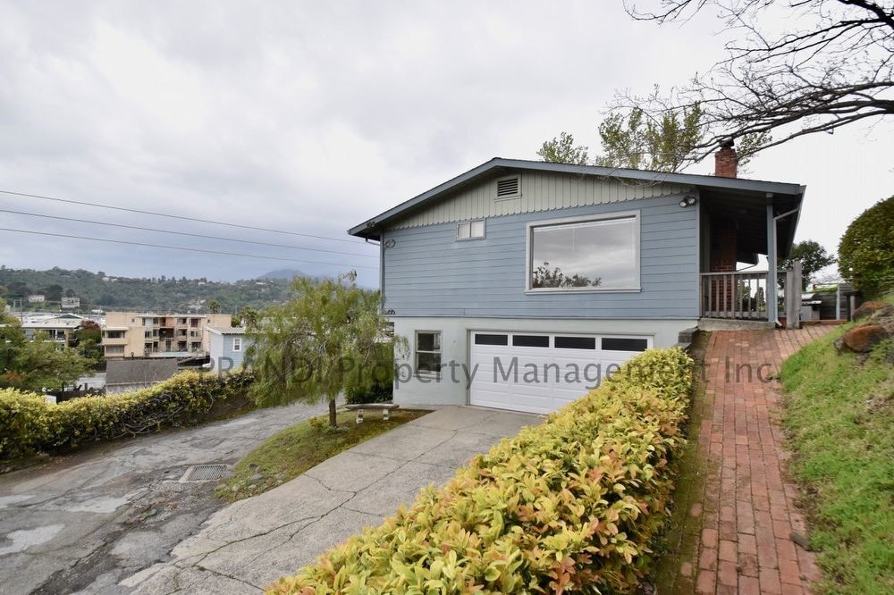 PENDING Pleasant Home with Views of Mt. Tam House Rental in San
