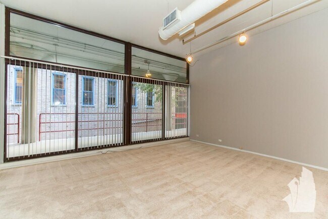 Building Photo - 1350 N Wells St