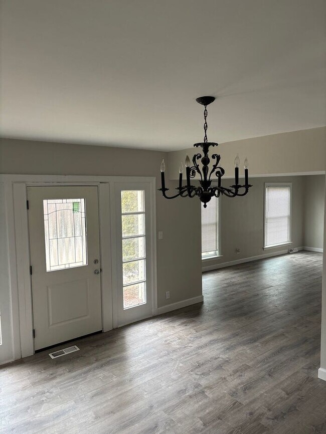 Foto del edificio - 5 BR/ 2 Bath Home Available Soon!
