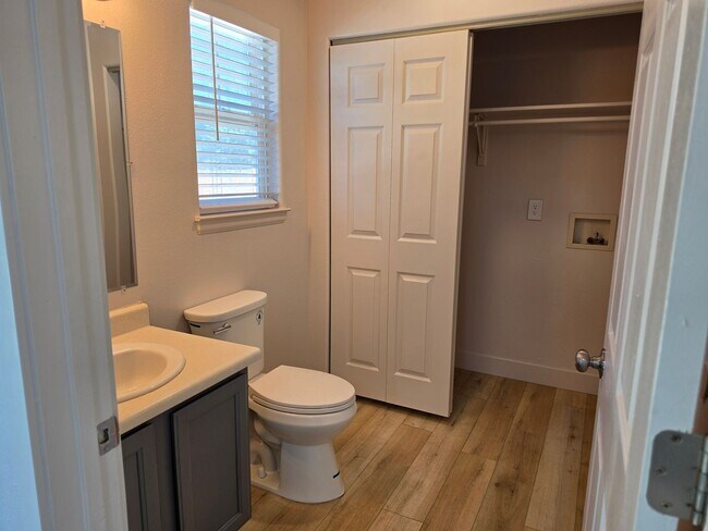 Building Photo - 3 Bed 2 1/2 Bath in Fruitvale