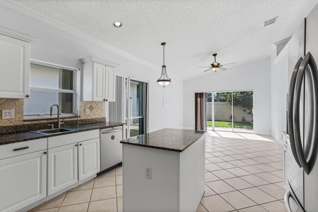 Foto del edificio - 7607 Colony Lake Dr