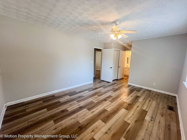 Foto del edificio - 3020 Woodfield Dr
