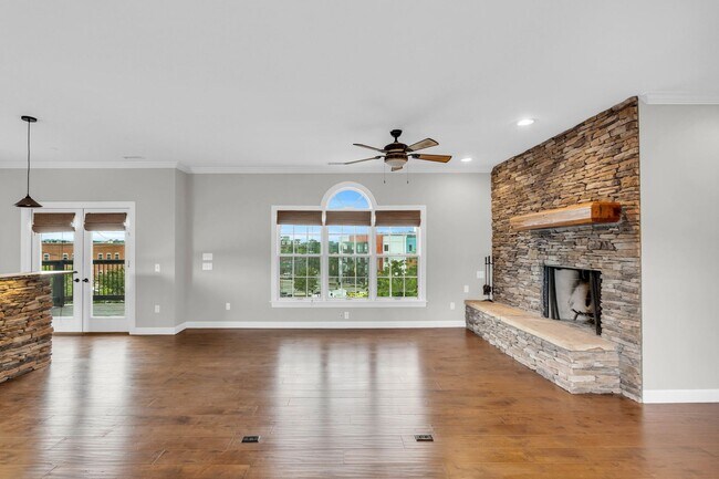 Building Photo - 2 bedroom townhome in North Shore AVAILABL...