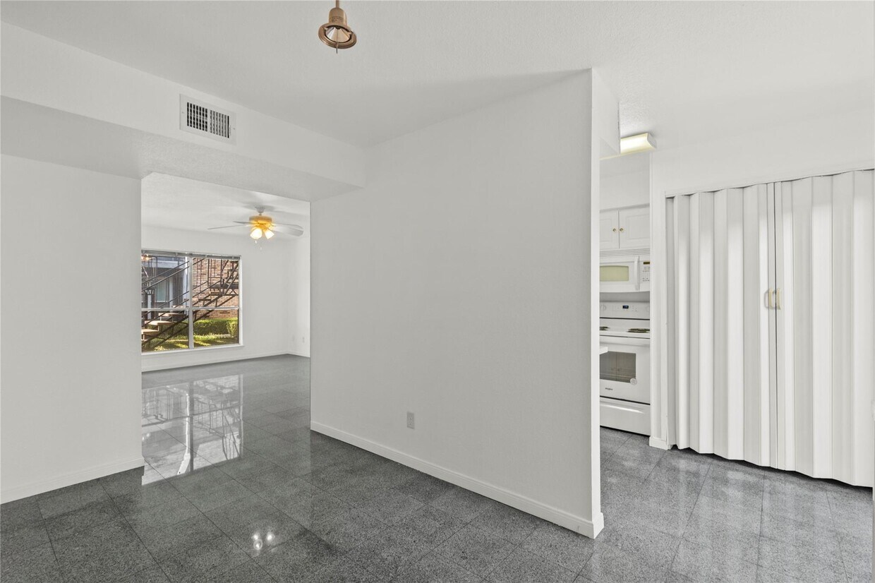 Building Photo - 6202 Skyline Dr