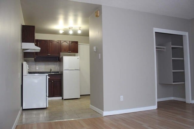 Building Photo - Lorraine Manor