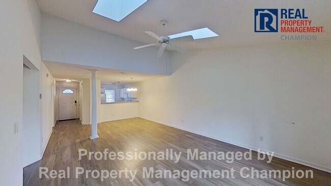 Foto del edificio - Upper Level Condo in Holton Place w/Community Pool