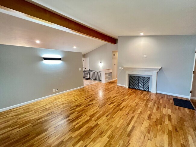 Foto del edificio - 5 Bedroom / 3 Bathroom West End Home