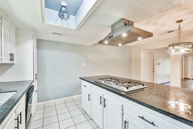 Building Photo - 2014 Lake Creek Dr