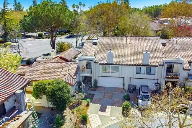 Building Photo - 861 Lake Terrace Cir