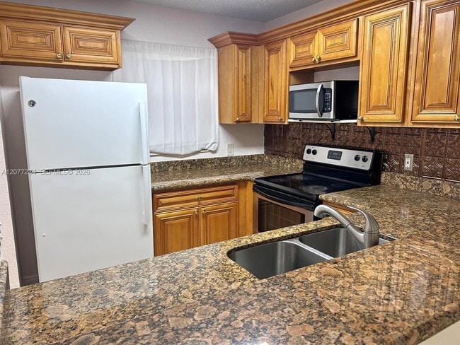 Building Photo - 1525 Lake Crystal Dr