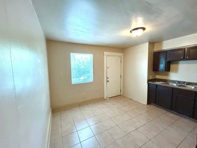 Building Photo - Downstairs 1BD/1BA Near San Antonio College – Easy Access, Central Location!