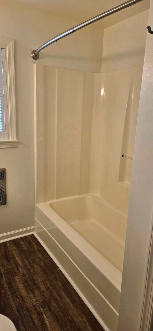 Bañera/ducha grande - 636 W Center St