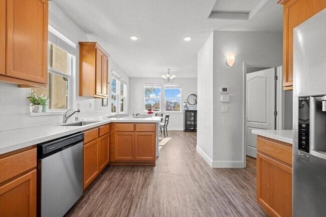 Building Photo - Beautiful Solar 3/2 located in Roseville! Across from Park! Gated Community!