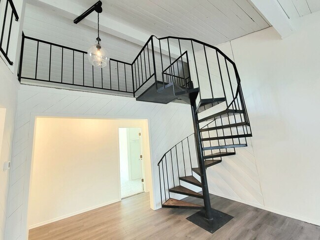 Foto del edificio - Spacious Yard and Detached Garage - Captiv...