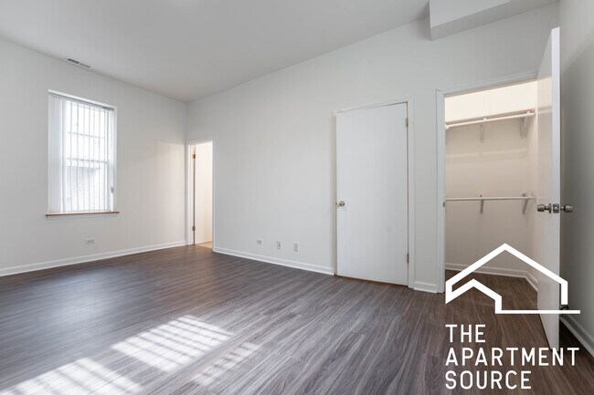 Building Photo - 1254 N Greenview Ave