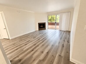 Building Photo - 15009 Moorpark St