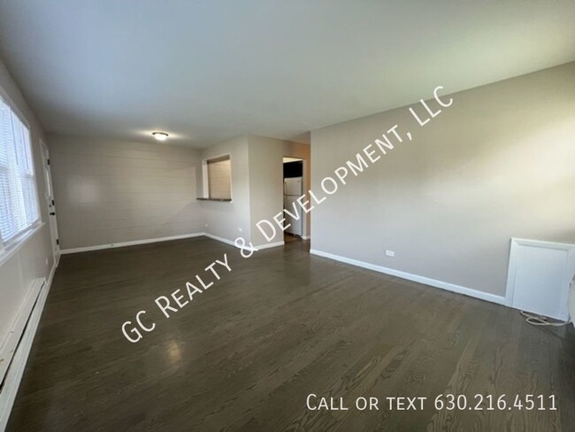 Foto del edificio - ***FRESH PAINT / REFINISHED HARDWOOD FLOOR...