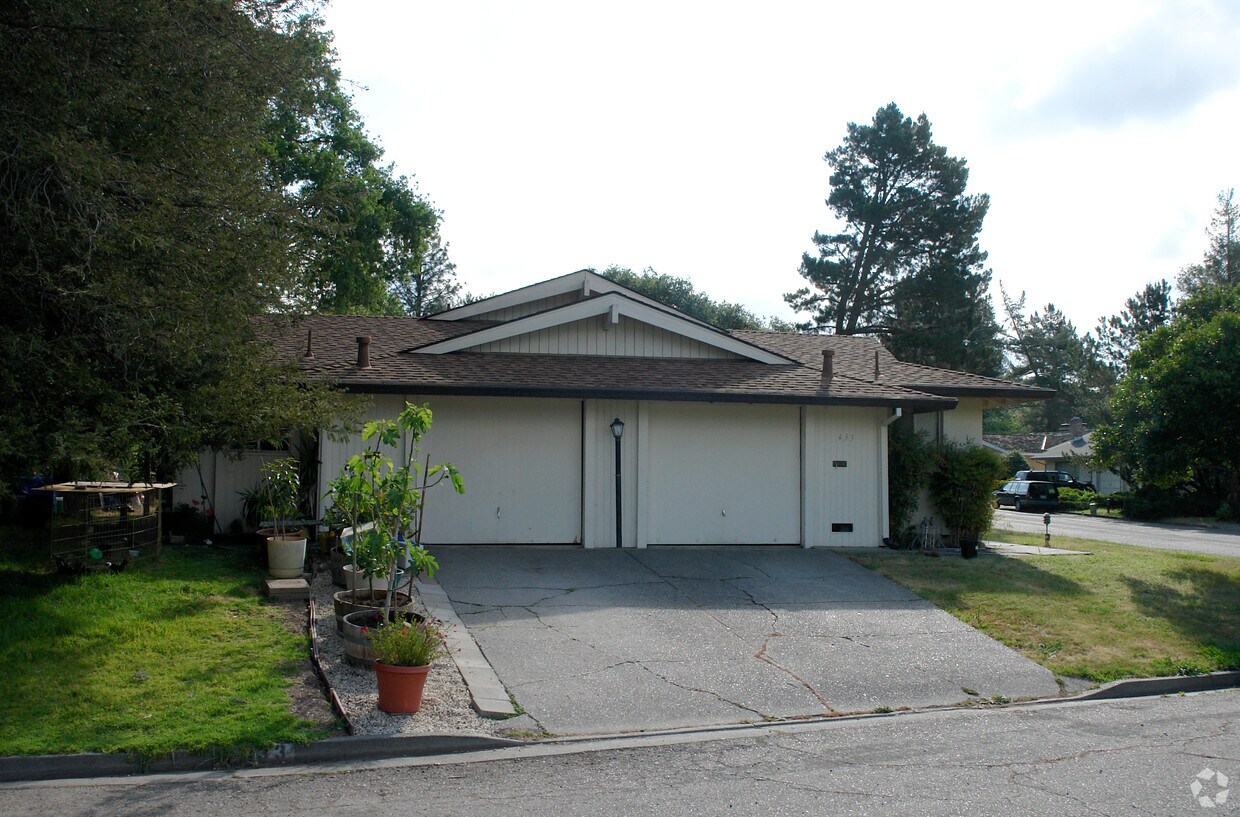 Building Photo - 433-435 Pheasant Ln