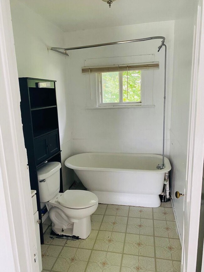 Building Photo - 4 br, 1 bath House - 302 West Cherry St