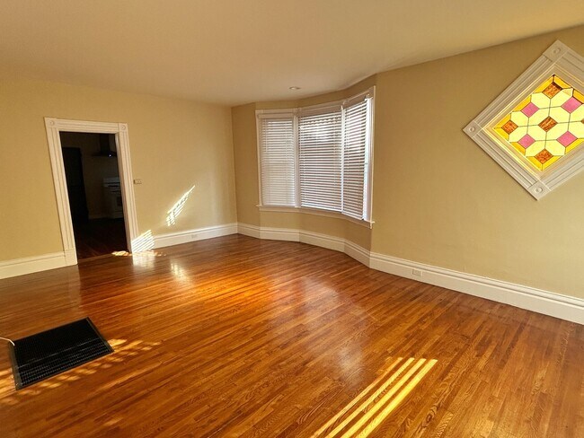 Foto del edificio - SPACIOUS 2 BD 1 BA W/ ASSIGNED GARAGE & STORAGE | UTILITIES INCLUDED