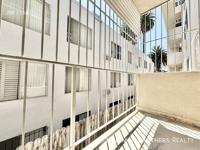 Foto del edificio - 1786 N Sycamore Ave