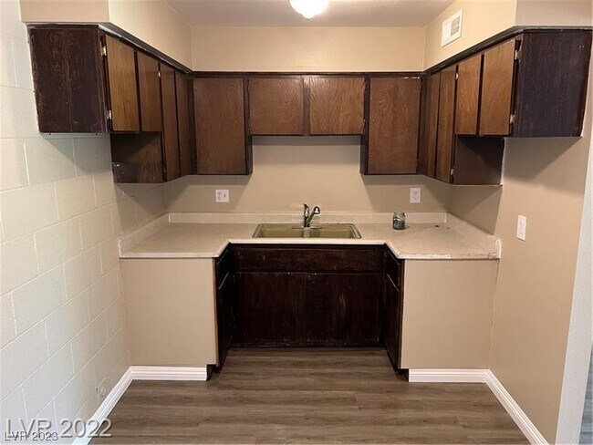 Foto del edificio - 625 S Royal Crest Cir