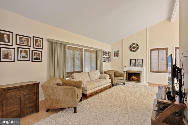 Building Photo - 522 Sugarland Run Dr