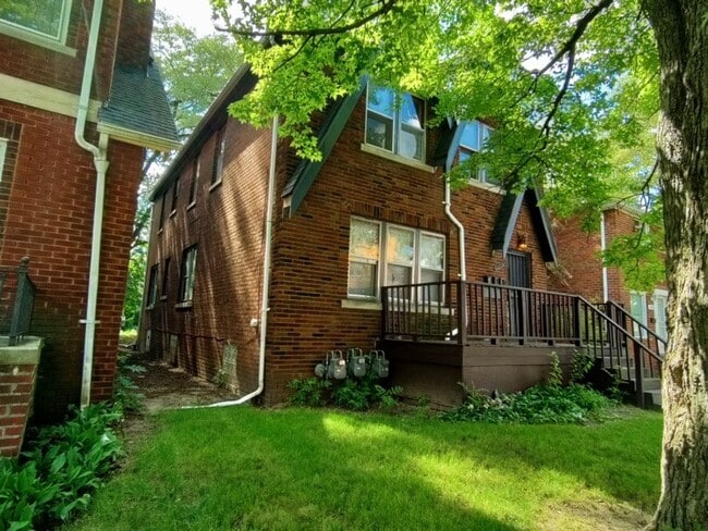 Building Photo - 1 BEDROOM APARTMENT-WATER INCLUDED- MOVE I...