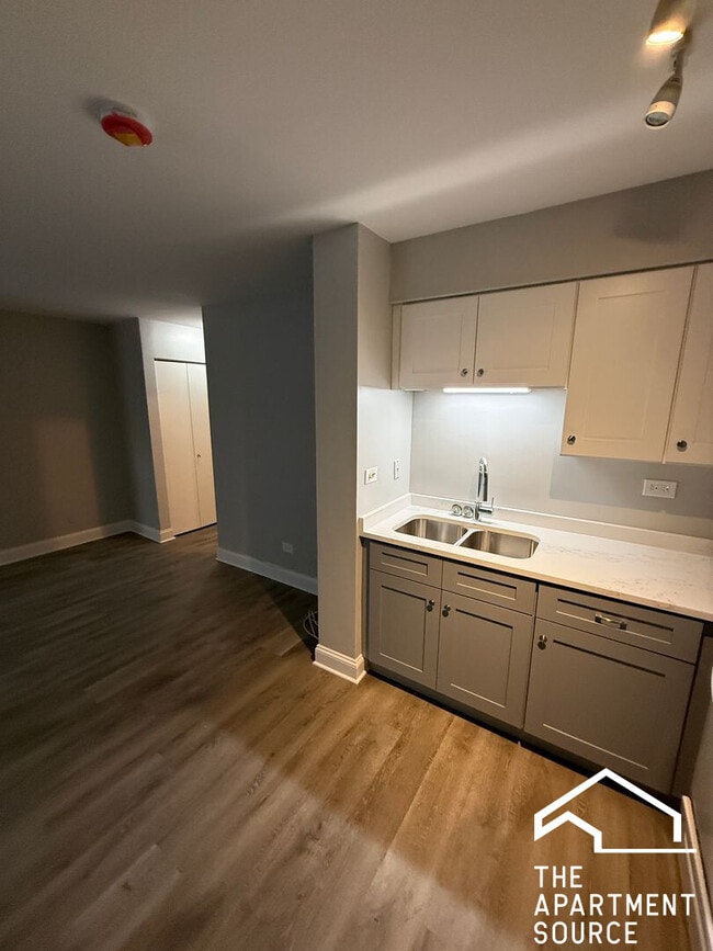 Building Photo - 744 W Gordon Terrace