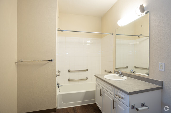 2BR, 2BA - 1221 SF - Reserve at Northglenn