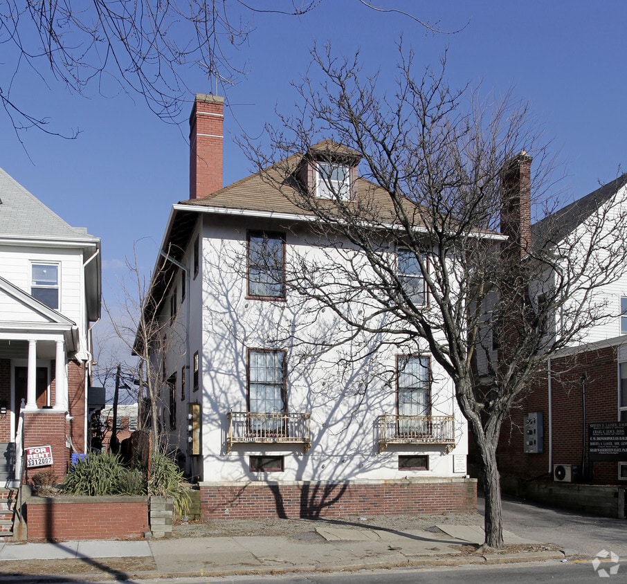 Building Photo - 224 Waterman St