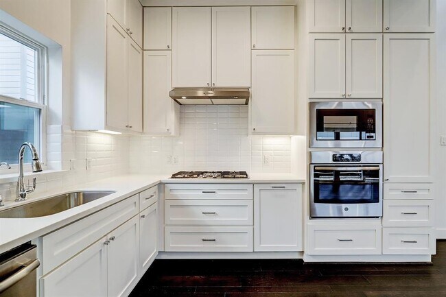 Foto del edificio - 7726 Jacquelyn Oaks Rd