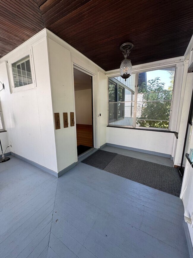 Foto del edificio - 2096 Randolph Ave