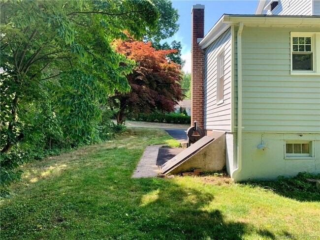 Building Photo - 575 Butternut St