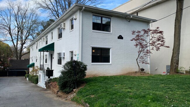 Foto del edificio - 1BR One Block from Piedmont Park! ~ Renovated!