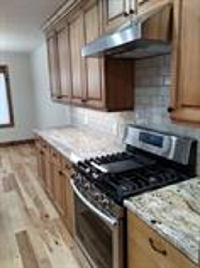 Foto del edificio - Spacious Cottonwood Heights Home with Vaulted Ceilings & Finished Basement