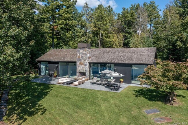 Building Photo - 258 Island Dr