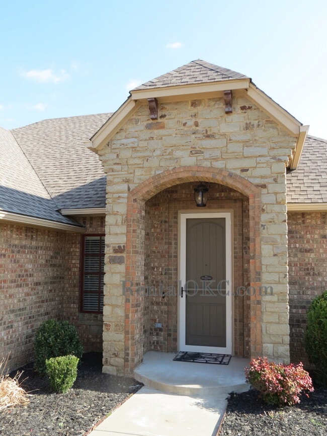 Building Photo - Stunning 3 Bed/2 Bath with office with bea...