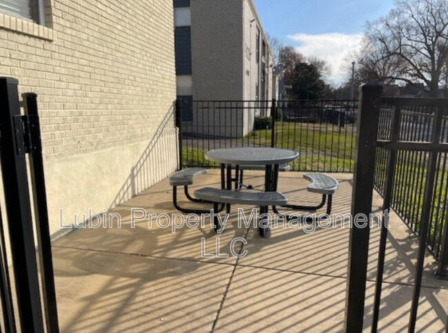 Building Photo - 1616 Monroe Ave