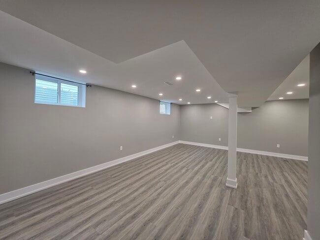 Building Photo - Never-Lived-In, Fully Renovated Lower-Leve...