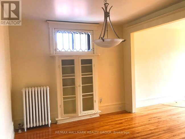 Building Photo - 421 Lisgar St