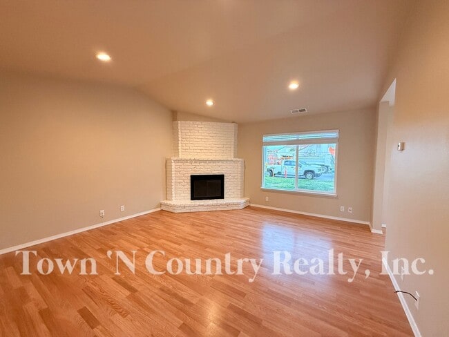 Building Photo - 1720 Cherokee Dr