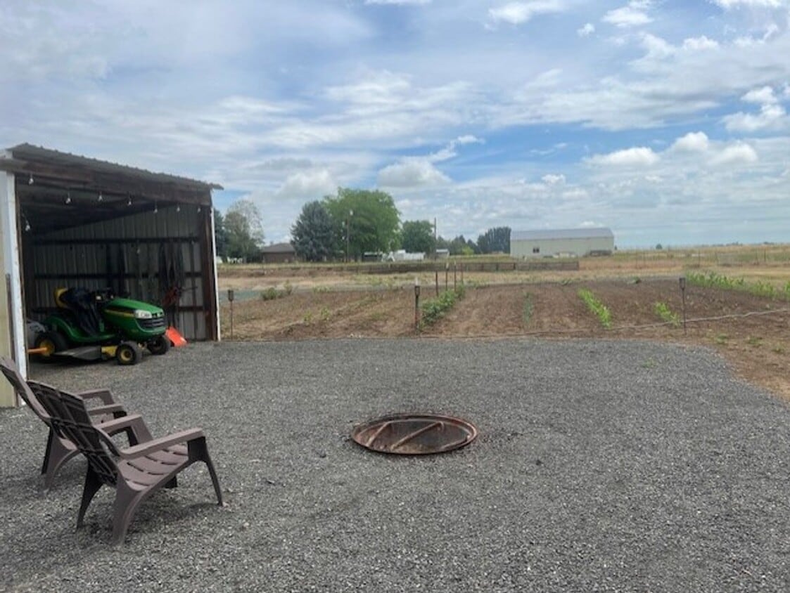 Building Photo - Country Living!!!
