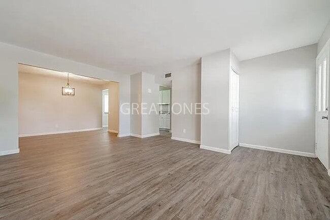 Building Photo - 11020 Linnell Dr