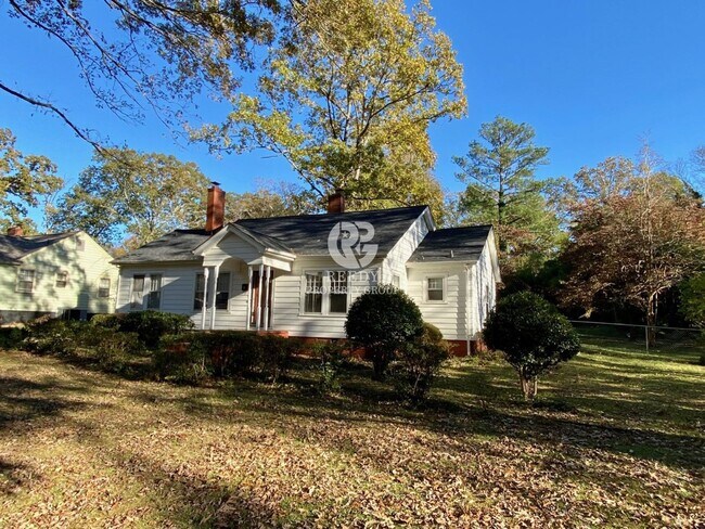 Foto del edificio - Spacious 3 bedroom  and 1 bath home with FENCED IN BACKYARD located minutes from downtown Spartan...