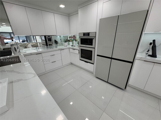 Building Photo - 350 Poinciana Island Dr