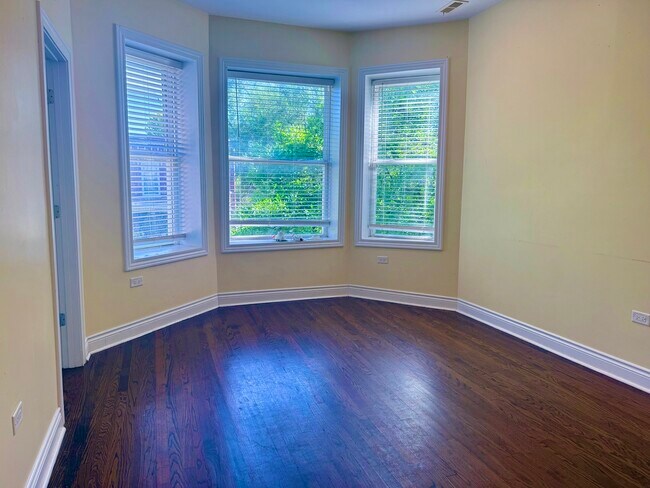 Foto del edificio - 2300 N Springfield Ave