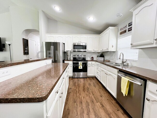 Building Photo - Well Maintained 4/2/2 Nestled on Cul-De-Sa...